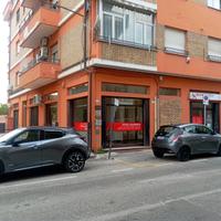 Locale commerciale con 5 vetrine