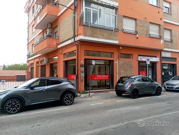 Locale commerciale con 5 vetrine