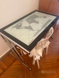 Scrivania in vetro decorato con mappamondo