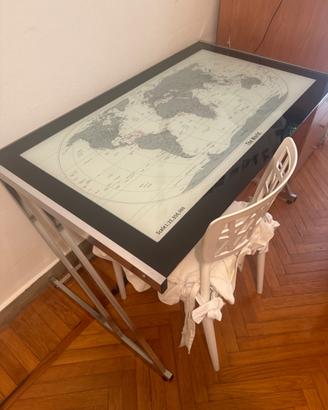 Scrivania in vetro decorato con mappamondo