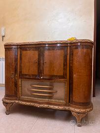 Mobile di antiquariato con giradischi