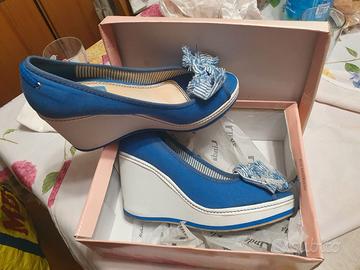 Scarpe femminili indossate una sola volta