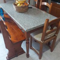 Tavolo e vetrinetta
