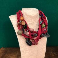 Collana in tessuto di cotone e pietre vintage