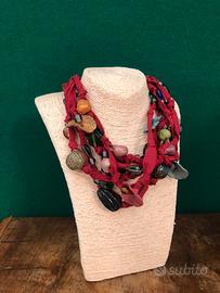 Collana in tessuto di cotone e pietre vintage