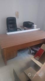 SCRIVANIA E ARMADIO DA UFFICIO