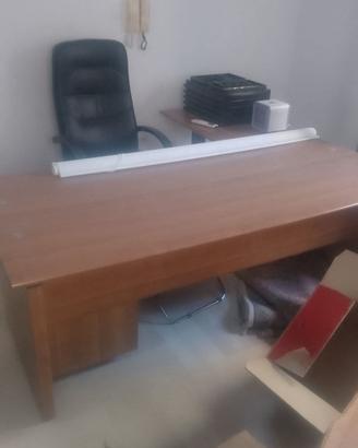 SCRIVANIA E ARMADIO DA UFFICIO