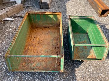 Contenitori in metallo “bocca di lupo”