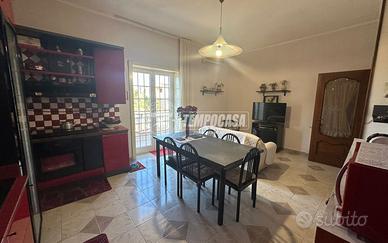 Trilocale con box auto, cantina, sottotetto e giar