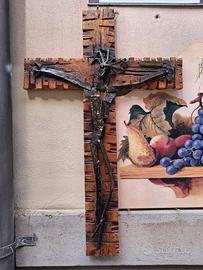 croce in ferro battuto con struttura in legno