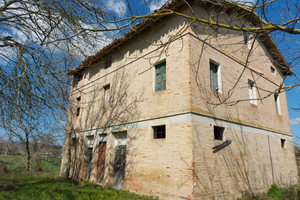 Casa colonica con corte