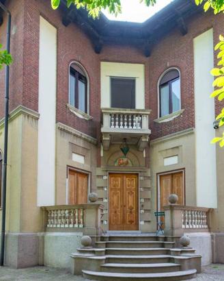 Villa di 365 m² con più di 5 locali e box auto a V