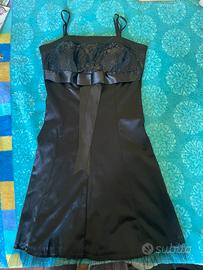 Abito nero corto in raso e paillettes