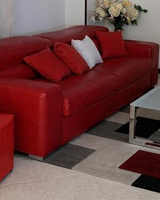 Divano rosso in pelle con schienali regolabili