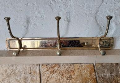 Appendi abiti con grucce in ottone