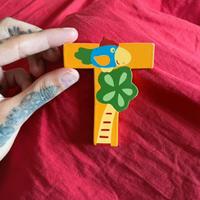 Lettera T decorativa in legno