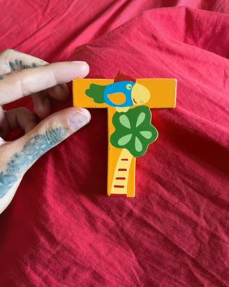 Lettera T decorativa in legno