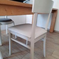 Sedia in legno beige con seduta in ecopelle