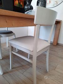 Sedia in legno beige con seduta in ecopelle