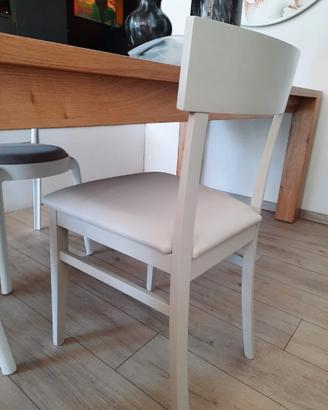 Sedia in legno beige con seduta in ecopelle