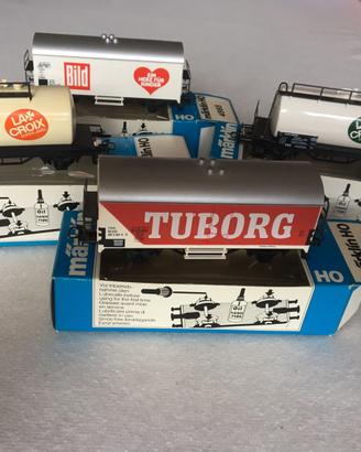 4 vagoni, 2 merci + due carri botti Marklin