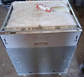 Lavastoviglie Whirlpool WIO3033 DEL a scomparsa 