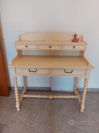 Scrittoio in legno chiaro in stile shabby chic