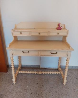 Scrittoio in legno chiaro in stile shabby chic