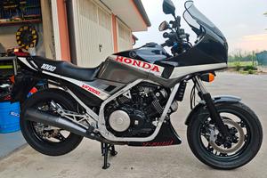 HONDA VF 1000 F INTERCEPTOR 84"
