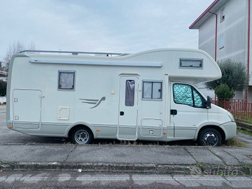 Arca M 720 GLM con letto matrimoniale in coda