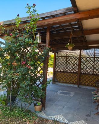 Tettoia in legno addossata