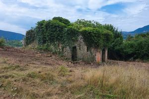 Rudere 600 mq con terreno 4 Ha