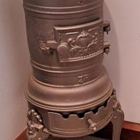 Antica stufa a legna in ghisa