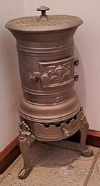 Antica stufa a legna in ghisa