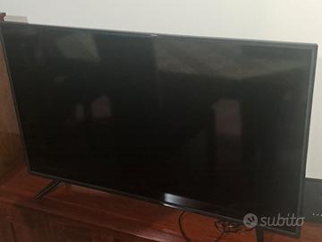 Televisore Smart Akai 50" come nuovo.