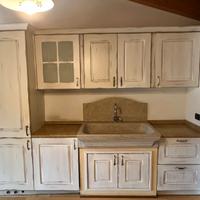 Cucina in legno completa con piano in marmo