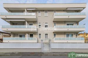 MERAVIGLIOSO TRE LOCALI CON DOPPI SERVIZI IN CONDO