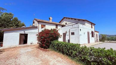 Casale panoramico a 10 minuti da Ascoli Piceno