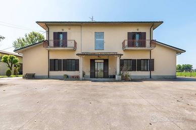 Villa di 370 m² con più di 5 locali e box auto dop