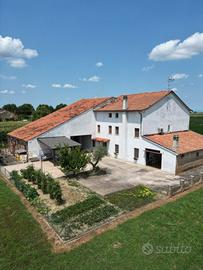 Rustico con garage e giardino