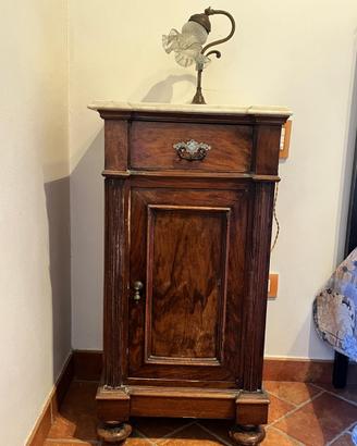 Antico comodino in noce con marmo bianco