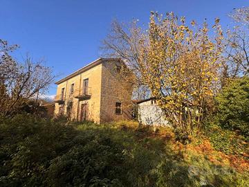 Casa indipendente di 200 m² con più di 5 locali a 