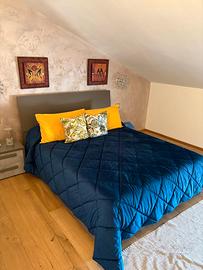 Letto matrimoniale contenitore in legno e comodino