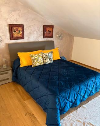 Letto matrimoniale contenitore in legno e comodino