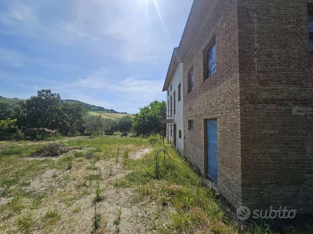 Rustico / Casale di 400 m² con più di 5 locali a P - Altro