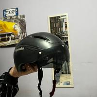 Casco per Mountan bike con visiera e luce led