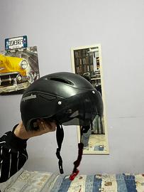 Casco per Mountan bike con visiera e luce led