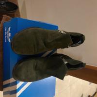 Mocassino scamosciato verde con cerniere