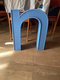 lettere n insegna che si illumina