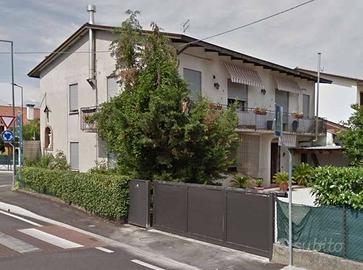 Casa indipendente di 298 m² con più di 5 locali a 